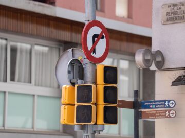 Un sem&aacute;foro apagado en la avenida Rep&uacute;blica Argentina de Barcelona, en una imagen de archivo