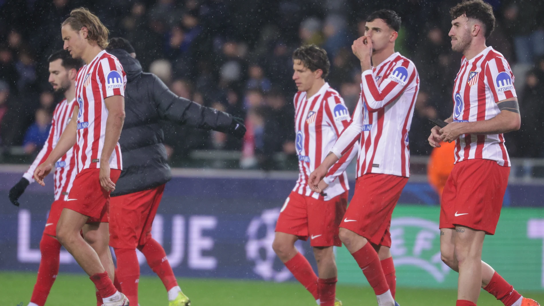 BRUGES (Belgium), 18/02/2026.- Atletico Madrid's players react after the UEFA Champions League play-offs 1st leg match between Club Brugge KV and Atletico Madrid, in Bruges, Belgium, 18 February 2026. (Liga de Campeones, Bélgica, Brujas) EFE/EPA/OLIVIER MATTHYS