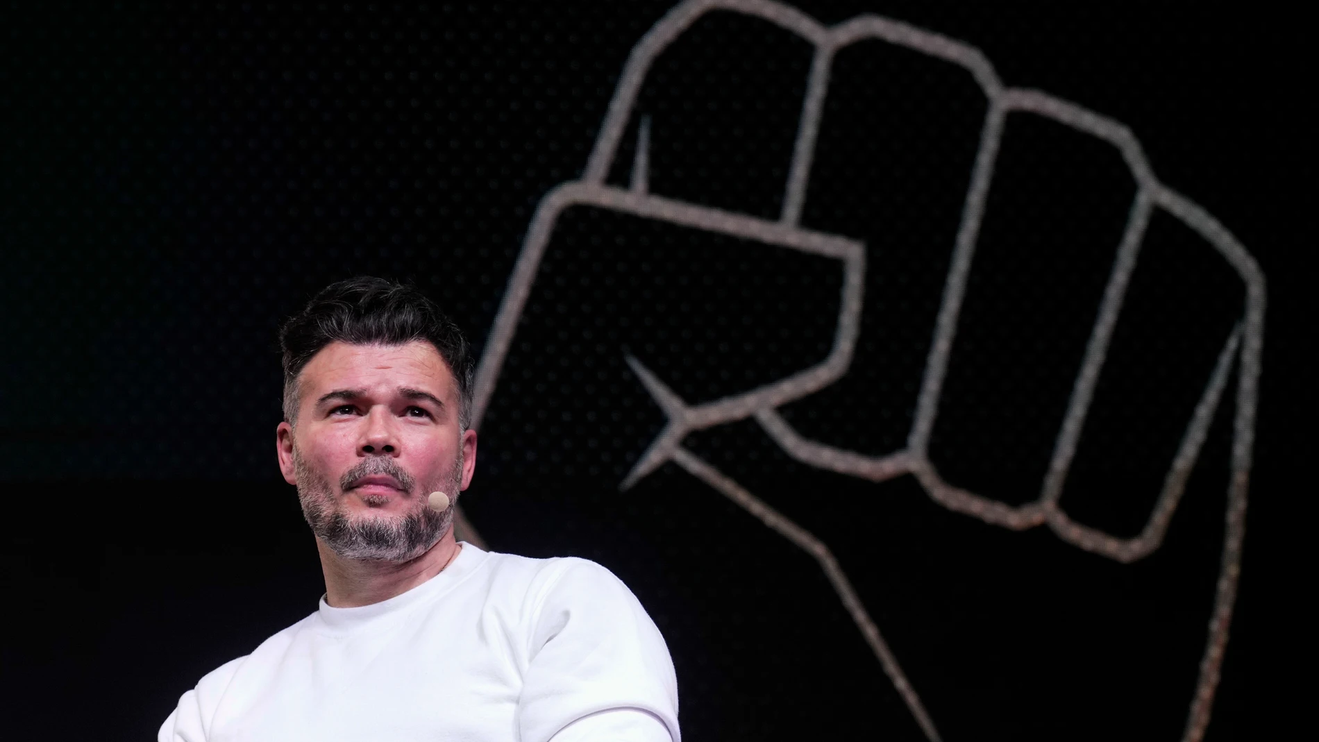 FOTODELDIA MADRID, 18/02/2026.-El diálogo que este miércoles mantienen en un acto público el portavoz de ERC en el Congreso, Gabriel Rufián (c), y Emilio Delgado, portavoz adjunto de Más Madrid en la asamblea madrileña, protagonizan un acto conjunto sobre la unidad de la izquierda bajo el título 'Disputar el presente para ganar el futuro', este miércoles en Madrid.- EFE/ Borja Sánchez-Trillo