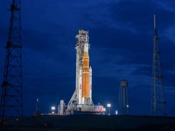 USA8566. CABO CA&Ntilde;AVERAL (ESTADOS UNIDOS), 18/02/2026.- Fotograf&iacute;a del 18 de enero de 2026 cedida por la NASA que muestra el cohete Artemis II SLS (Sistema de Lanzamiento Espacial) con la nave espacial Orion instalados e iluminados en el Complejo de Lanzamiento 39B del Centro Espacial Kennedy de la NASA en Florida (EE.UU.). El despegue de Artemis II tiene como posible fecha el pr&oacute;ximo 6 de marzo, seg&uacute;n ha informado la NASA, y depender&aacute; del resultado de la nueva prueba general con combustible d...