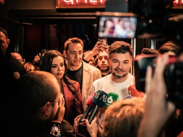 (I-D) La periodista Sarah Santaolalla; el diputado de M&aacute;s Madrid en la Asamblea, Emilio Delgado y el portavoz de ERC en el Congreso, Gabriel Rufi&aacute;n, atienden a los medios de comunicaci&oacute;n a su salida de un di&aacute;logo sobre el futuro de la izquierda alternativa, en la sala Galileo Galilei, a 18 de febrero de 2026, en Madrid (Espa&ntilde;a). Las propuestas del portavoz de Esquerra Republicana en el Congreso apuntan a un posible entendimiento entre fuerzas soberanistas e independentistas de cara a futuras ...