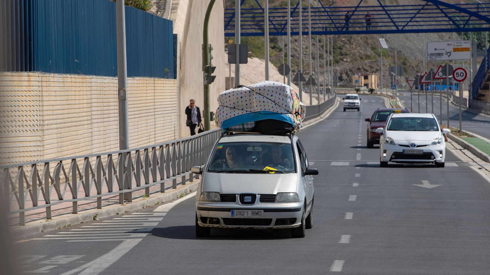Varios coches en el Paso del Estrecho en Ceuta