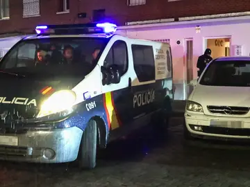 Asesinada una mujer paraguaya en Madrid en un posible caso de violencia machista MADRID, 18/02/2026.- Vista del edificio del madrileño el barrio de Tetuán en el que una mujer fue asesinada este miércoles en un posible caso de violencia machista por el que la Policía ha detenido a su expareja. De acuerdo con las primeras informaciones, la mujer, de 37 años y de nacionalidad paraguaya al igual que el presunto agresor, tenía signos de estrangulamiento. EFE/Mercedes Ortuño Lizarán