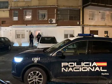 Asesinada una mujer paraguaya en Madrid en un posible caso de violencia machista MADRID, 18/02/2026.- Vista del edificio del madrileño el barrio de Tetuán en el que una mujer fue asesinada este miércoles en un posible caso de violencia machista por el que la Policía ha detenido a su expareja. De acuerdo con las primeras informaciones, la mujer, de 37 años y de nacionalidad paraguaya al igual que el presunto agresor, tenía signos de estrangulamiento. EFE/Mercedes Ortuño Lizarán