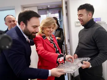 Ángel Niño y Engracia Hidalgo en el Vivero de Empresas de Moratalaz Ángel Niño y Engracia Hidalgo en el Vivero de Empresas de Moratalaz