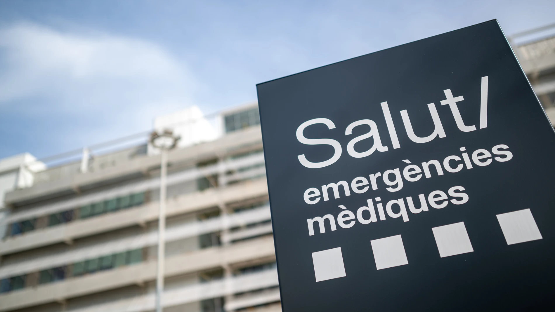 Fachada de la nueva sede del SEM, a 18 de febrero de 2026, en L´Hospitalet de Llobregat, Catalunya (España). La nueva sede del Servei d’Emergències Mèdiques se integra en el conjunto del Hospital Duran i Reynals mediante un volumen que respeta las alineaciones existentes y refuerza la fachada del campus hacia la Gran Via, prolongándola hacia el Este con vistas a la ciudad. El proyecto plantea la puesta en funcionamiento de un edificio de 21.000 metros cuadrados en un plazo de 12 meses desde s...