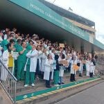 Protesta de los sindicatos m&eacute;dicos a las puertas del Hospital Cl&iacute;nico Lozano Blesa de Zaragoza