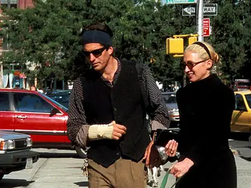 La diadema de Carolyn Bessette. La diadema de Carolyn Bessette.