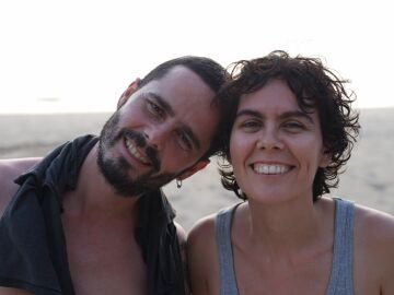 Adri&aacute;n Palomino junto a su hermana en una fotograf&iacute;a facilitada por la familia.