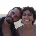 Adri&aacute;n Palomino junto a su hermana en una fotograf&iacute;a facilitada por la familia. La familia de Adri&aacute;n Palomino, un espa&ntilde;ol que se encuentra en coma en un hospital de la tur&iacute;stica isla de Phuket (sur de Tailandia) tras haber sufrido un accidente de moto, ha lanzado una campa&ntilde;a para recaudar 260.000 euros con los que sufragar los gastos m&eacute;dicos y de repatriaci&oacute;n del joven. 