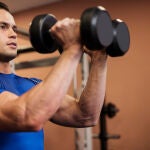 Hacer pesas est&aacute; bien, pero hay un detalle que ayuda a ganar m&aacute;s m&uacute;sculo despu&eacute;s de los 40