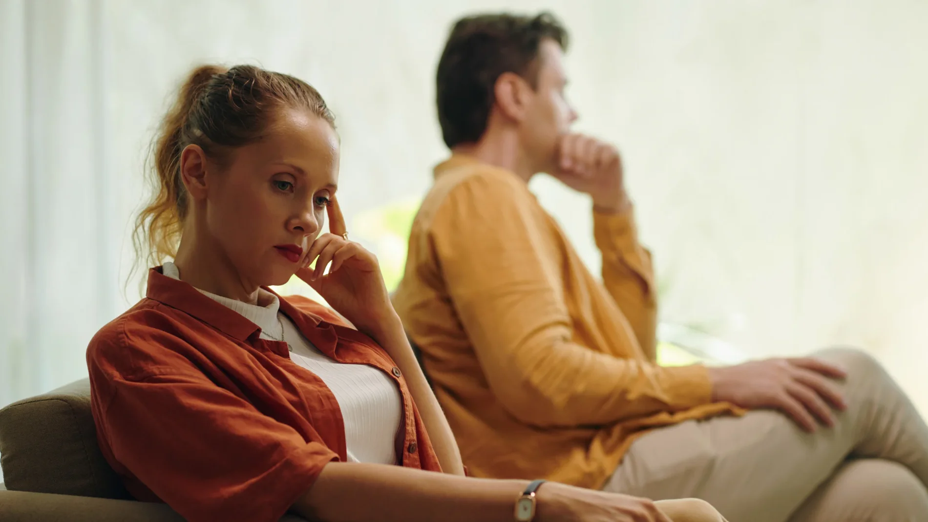 Imagen de archivo sobre dos personas con mala relación en el trabajo