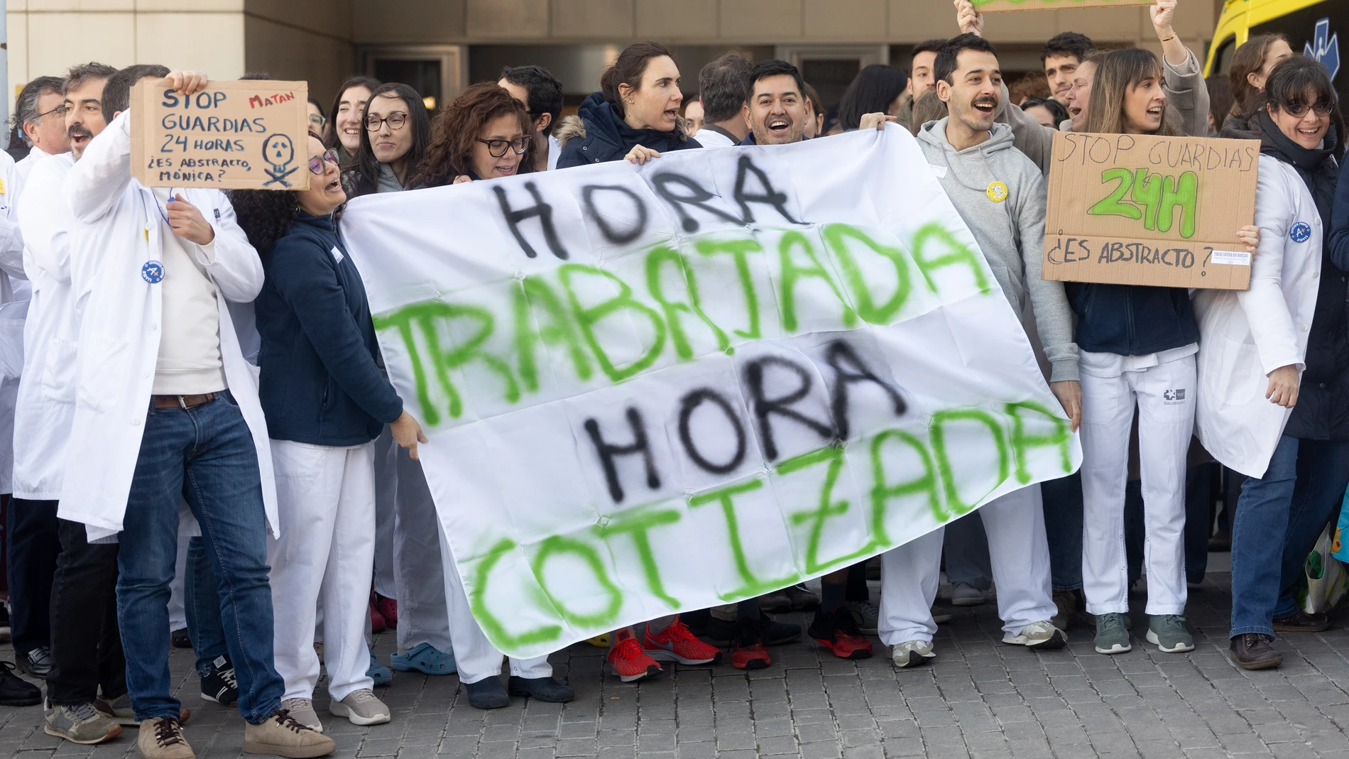 Varias personas durante una concentración, frente al Hospital Universitario de Móstoles, en la cuarta jornada de huelga general del sector médico, a 19 de febrero de 2026, en Madrid (España). Los profesionales médicos y facultativos de toda España están llamados a una huelga indefinida, desde el 16 de febrero, para mostrar su rechazo al Estatuto Marco impulsado por el Ministerio de Sanidad, que cuenta con el visto bueno de varios sindicatos para su aprobación, y exigir un texto propio para el...