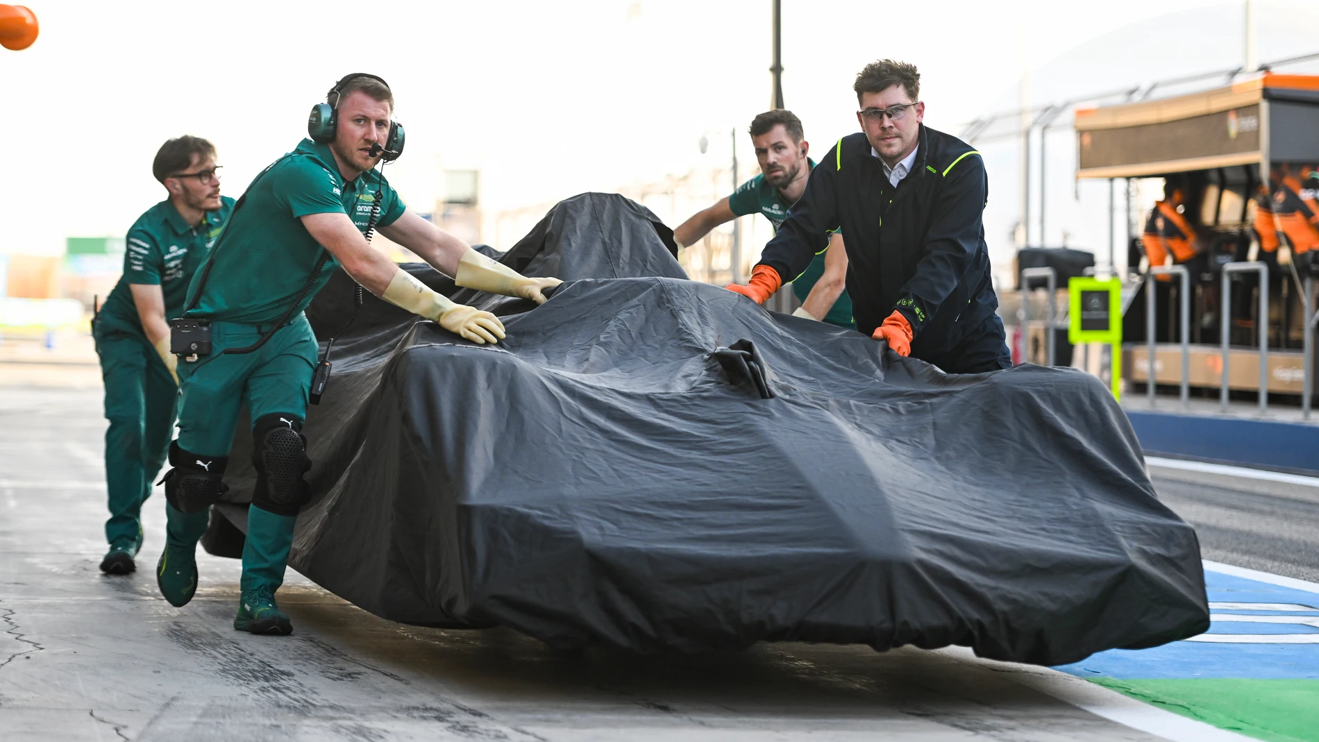 14 ALONSO Fernando (spa), Aston Martin F1 Team AMR26, action after his mechanical problem during the Formula 1 Aramco pre-season testing 2026 of the 2026 FIA Formula One World Championship from February 18 to 20, 2026 on the Bahrain International Circuit, in Sakhir, Bahrain - Photo Alberto Vimercati / DPPI AFP7 19/02/2026 ONLY FOR USE IN SPAIN