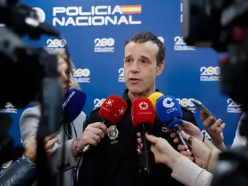 Rueda de prensa sobre la operación que ha permitido desmantelar un centro de producción y manufacturación de marihuana en un bloque de viviendas de Villaverde MADRID (ESPAÑA), 19/02/2026.- El Inspector Jefe ,Jefe de Sección de la Policía Nacional de la comisaría Usera-Villaverde, Ramon García (c) atiende a los medios para explicar los detalles de la operación que ha permitido desmantelar un centro de producción y manufacturación de marihuana en un bloque de viviendas de Villaverde. EFE/ Maria Aguilella