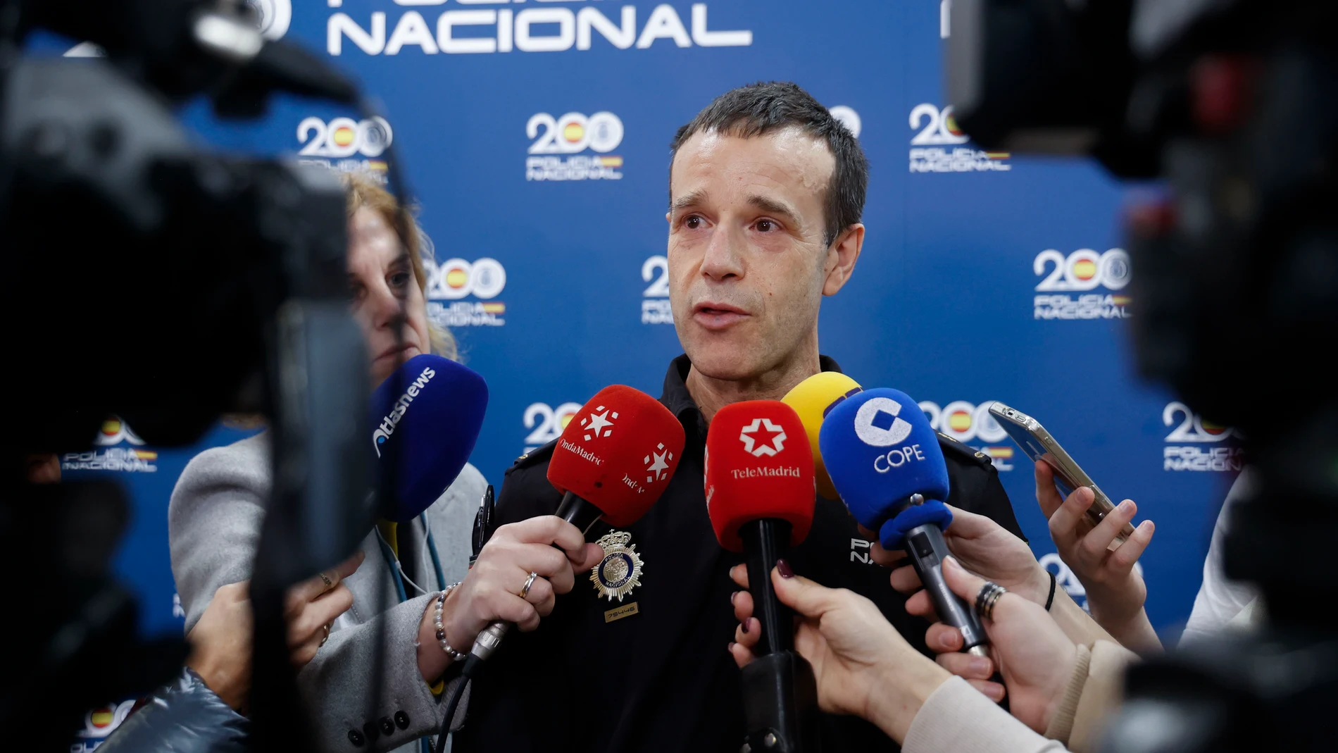 MADRID (ESPAÑA), 19/02/2026.- El Inspector Jefe ,Jefe de Sección de la Policía Nacional de la comisaría Usera-Villaverde, Ramon García (c) atiende a los medios para explicar los detalles de la operación que ha permitido desmantelar un centro de producción y manufacturación de marihuana en un bloque de viviendas de Villaverde. EFE/ Maria Aguilella