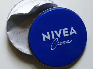 Un farmacéutico aclara dónde no se debe aplicar nunca la crema Nivea de la caja azul Un farmacéutico aclara dónde no se debe aplicar nunca la crema Nivea de la caja azul