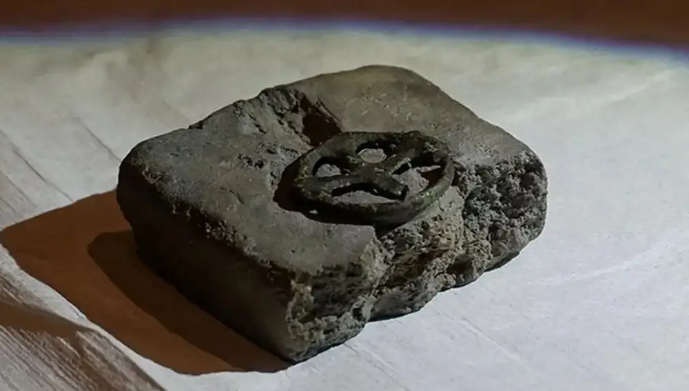 La cruz encaja perfectamente en el molde hallado 40 años antes
