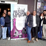 El vicepresidente y diputado de Cultura, Jos&eacute; Mar&iacute;a Bravo junto a elenco del estreno nacional de &lsquo;La pasi&oacute;n infinita&rsquo; con Pep&oacute;n Nieto como protagonista