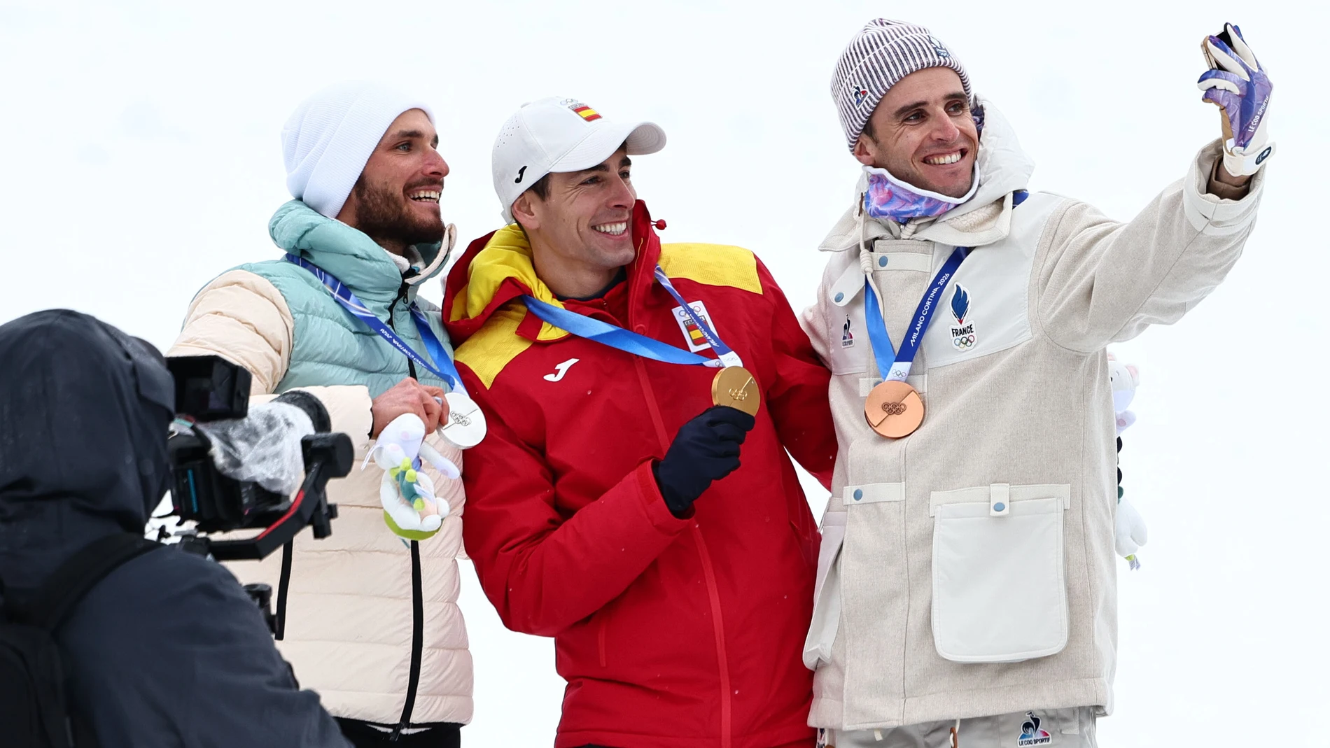 Oriol Cardona, con el oro en el podio acompañado del ruso Nikita Filippov y del francés Thibault Anselmet