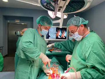 El Dr. Rafael González, a la derecha, durante una intervención de columna El Dr. Rafael González, a la derecha, durante una intervención de columna