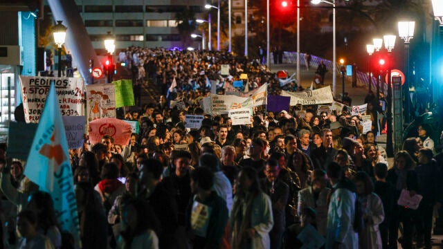 VALENCIA, 19/02/2026.- Manifestaci&oacute;n de m&eacute;dicos por las calles del centro de Valencia coincidiendo con la cuarta de las jornadas de huelga convocadas para reclamar un estatuto marco propio que regule las condiciones laborales de su ejercicio profesional. EFE/ Manuel Bruque 