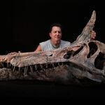 Paul Sereno junto al molde del cr&aacute;neo de Spinosaurus mirabilis 