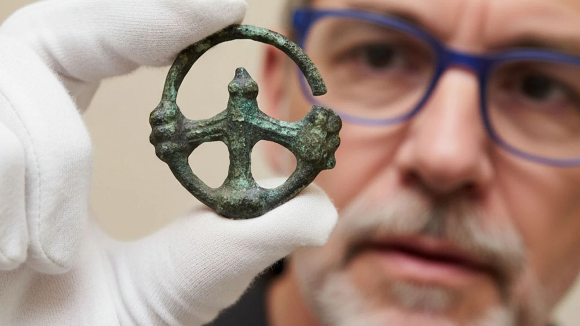 Esta cruz medieval de rueda hallada en Brandeburgo podría reescribir la historia del cristianismo