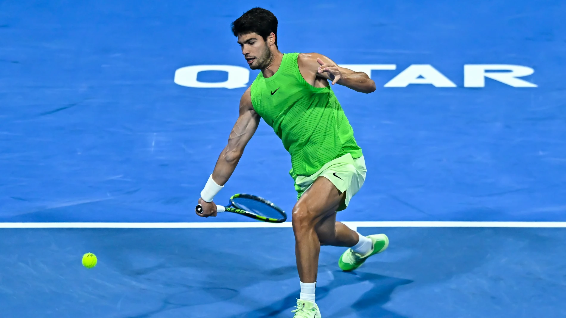 DOHA (Qatar), 19/02/2026.- Carlos Alcaraz of Spain in action against Karen Khachanov of Russia during their men's singles quarter-final match at the Qatar Open tennis tournament in Doha, Qatar, 19 February 2026. (Tenis, Rusia, España, Catar) EFE/EPA/NOUSHAD THEKKAYIL