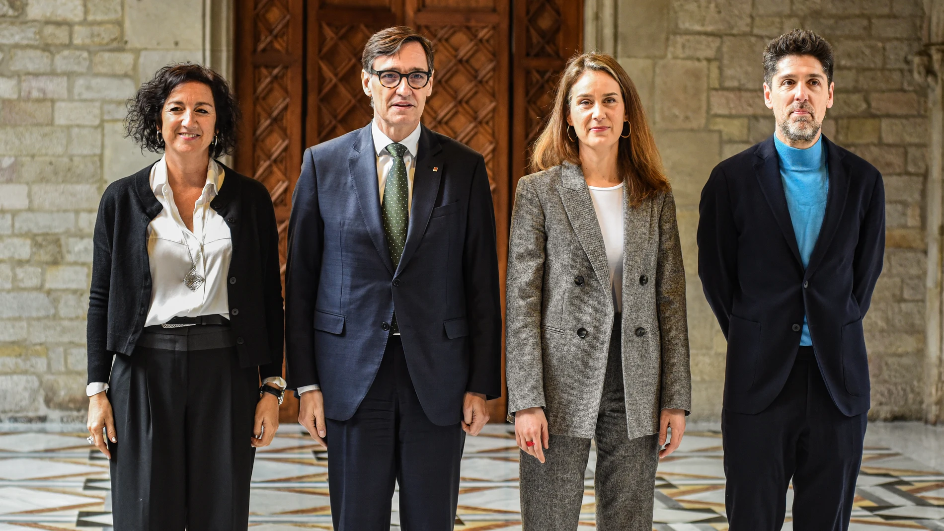 El presidente de la Generalitat, Salvador Illa (2i), y la presidenta de los Comuns en el Parlament, Jéssica Albiach (2d), firman el acuerdo para los presupuestos catalanes, en el Palau de la Generalitat, a 19 de febrero de 2026, en Barcelona, Catalunya (España). El Govern y los Comuns han alcanzado un acuerdo para la aprobación de los Presupuestos. Aumentar los recursos en vivienda, así como limitar las compras especulativas de vivienda, y mejoras en el transporte público y Rodalies eran los ...