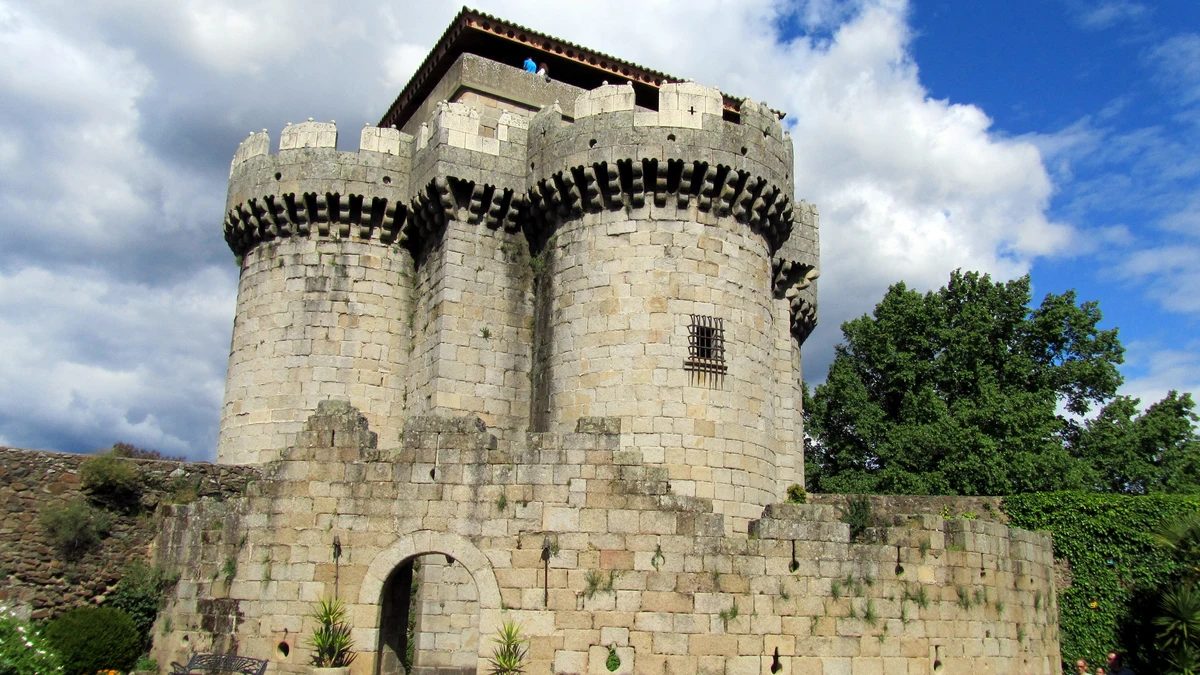 El pueblo abandonado de Cáceres que ha sobrevivido al olvido gracias a su imponente castillo medieval