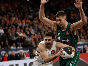 Campazzo sortea la defensa de Sulejmanovic Campazzo sortea la defensa de Sulejmanovic