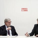 Santiago Aparicio dialoga con Carlos Mart&iacute;nez en la sede del PSOE