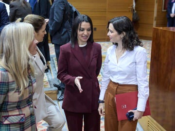 La presidenta de la Comunidad de Madrid, Isabel D&iacute;az Ayuso (d), conversa con (I-D) la consejera de Econom&iacute;a, Hacienda y Empleo, Roc&iacute;o Albert L&oacute;pez-Ibor; la consejera de Familia, Juventud y Asuntos Sociales, Ana D&aacute;vila-Ponce de Le&oacute;n, y la nueva consejera de Educaci&oacute;n, Ciencia y Universidades de la Comunidad de Madrid, Mar&iacute;a Mercedes Zarzalejo, durante el pleno de la Asamblea de Madrid, a 19 de febrero de 2026, en Madrid (Espa&ntilde;a). Ayuso ha solicitado su propia comparecencia ante el Pleno de la ...