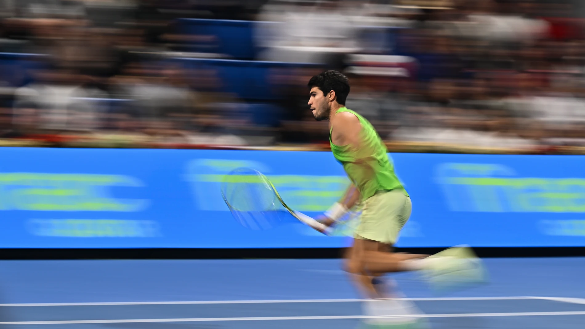 DOHA (Qatar), 19/02/2026.- Carlos Alcaraz of Spain in action against Karen Khachanov of Russia during their men's singles quarter-final match at the Qatar Open tennis tournament in Doha, Qatar, 19 February 2026. (Tenis, Rusia, España, Catar) EFE/EPA/NOUSHAD THEKKAYIL