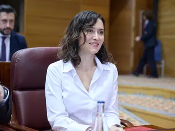 Ayuso comparece en la Asamblea para explicar la salida de Viciana y la llegada de Zarzalejo La presidenta de la Comunidad de Madrid, Isabel Díaz Ayuso, durante el pleno de la Asamblea de Madrid, a 19 de febrero de 2026, en Madrid (España). Ayuso ha solicitado su propia comparecencia ante el Pleno de la Asamblea de Madrid para dar explicaciones sobre el relevo de Emilio Viciana al frente de la Consejería de Educación, Ciencia y Universidades y su sustitución por Mercedes Zarzalejo. 19 FEBRERO 2026 Jesús Hellín / Europa Press 19/02/2026