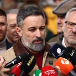 El presidente de VOX, Santiago Abascal, atiende a los medios de comunicaci&oacute;n tras la expulsi&oacute;n de Ortega Smith