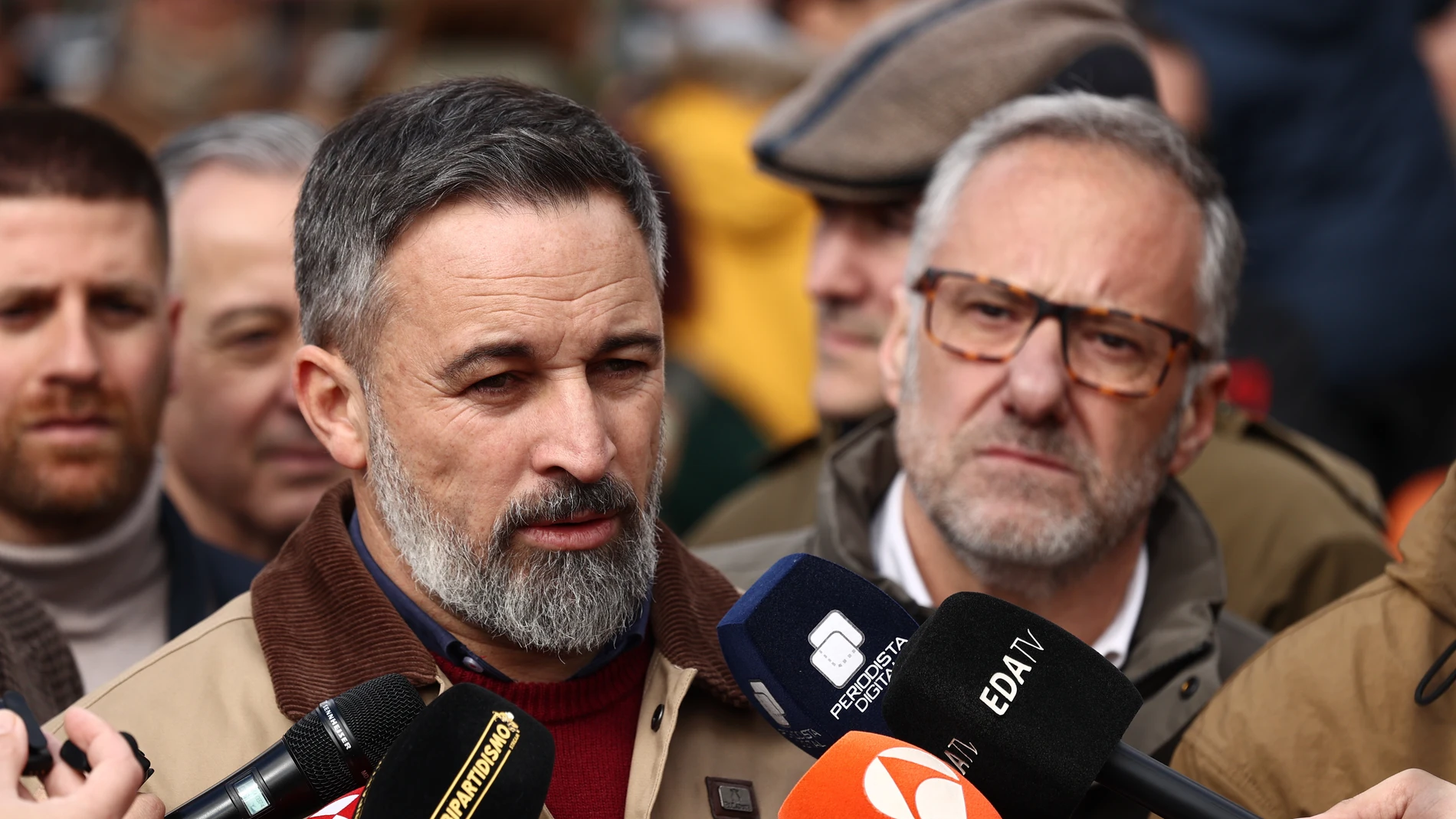 El presidente de VOX, Santiago Abascal, atiende a los medios de comunicación tras la expulsión de Ortega Smith