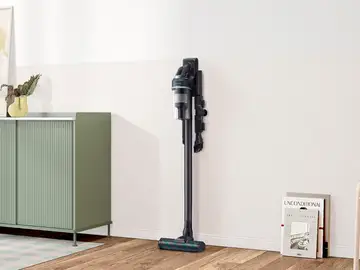 Samsung Jet 85 Pet en la base de carga Samsung Jet 85 Pet en la base de carga