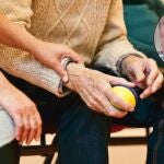 Un cuidador de una mujer con esclerosis m&uacute;ltiple roba 30.000 euros a la familia: &ldquo;No puedo hacer m&aacute;s&rdquo;