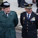 El DAO de la Guardia Civil, Pablo Sala, y el DAO de la Polic&iacute;a Nacional, Jos&eacute; &Aacute;ngel Gonz&aacute;lez, durante el acto institucional por el D&iacute;a de la Constituci&oacute;n