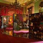 La serie &laquo;El fondo oscuro&raquo; est&aacute; compuesta por biombos m&oacute;viles que se distribuyen por los salones del Palacio