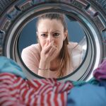 Adi&oacute;s a lavar la ropa que huele a humo o comida frita: esto es lo que hay que hacer en su lugar