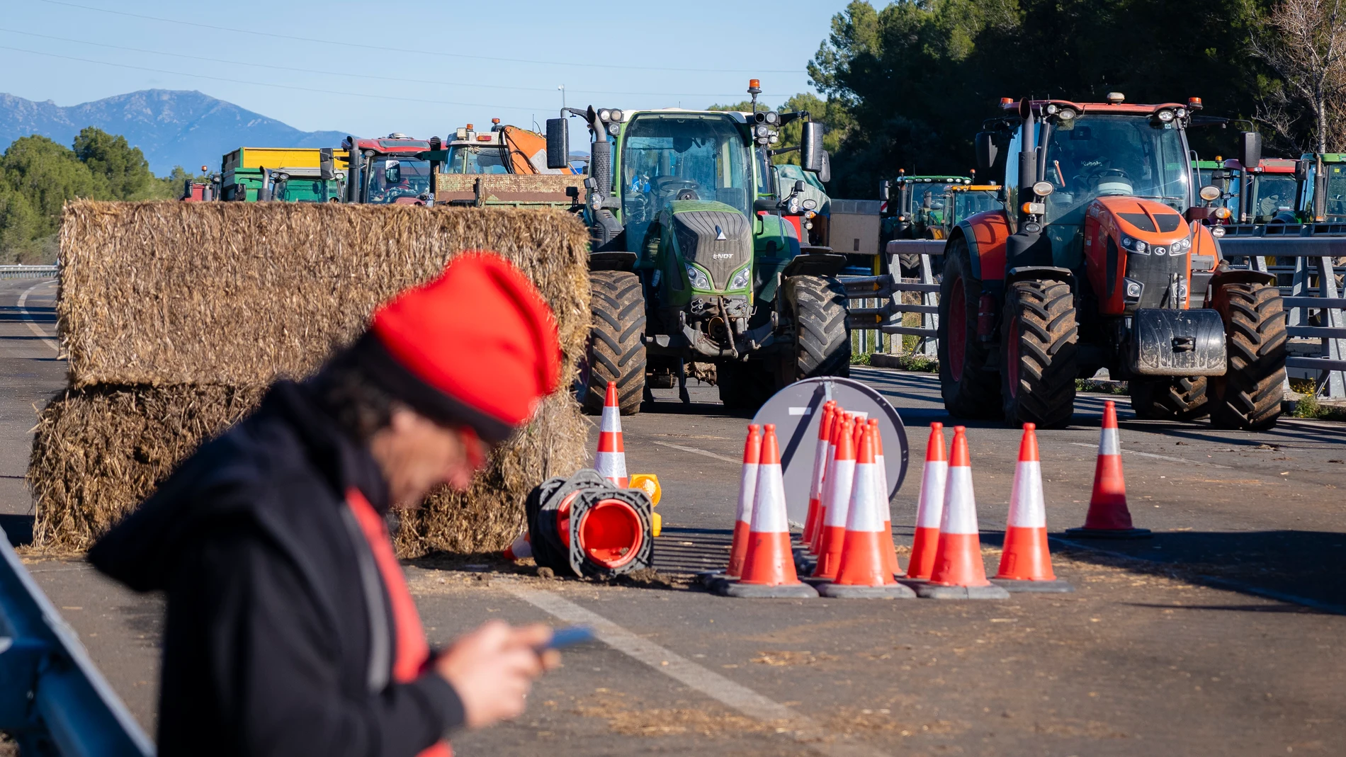 Corte de la AP-7 de agricultores y ganaderos catalanes, durante las movilizaciones en contra del acuerdo entre la UE y Mercosur, en enero