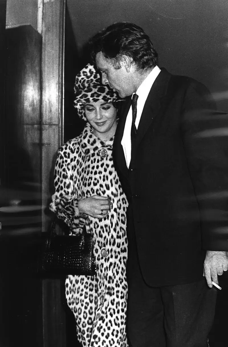 Elizabeth Taylor con total look de leopardo.