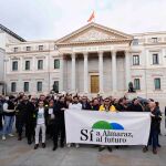 Miembros de la plataforma &laquo;S&iacute; a Almaraz, s&iacute; al futuro&raquo;, en una concentraci&oacute;n frente al Congreso de los Diputados