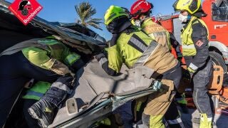 Formaci&oacute;n a bomberos sobre t&eacute;cnicas espec&iacute;ficas de actuaci&oacute;n en rescate de accidentes de tr&aacute;fico REMITIDA / HANDOUT por DIPUTACI&Oacute;N DE ALICANTE Fotograf&iacute;a remitida a medios de comunicaci&oacute;n exclusivamente para ilustrar la noticia a la que hace referencia la imagen, y citando la procedencia de la imagen en la firma 20/02/2026