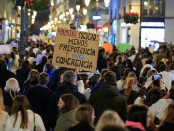 ZARAGOZA, 20/02/2026.- Decenas de m&eacute;dicos participan este viernes en una nueva jornada de huelga en Zaragoza. Los m&eacute;dicos en Espa&ntilde;a completaron este viernes la primera semana de una serie de huelgas contra la nueva normativa del sector, convocadas hasta junio por sindicatos peque&ntilde;os y propios de estos profesionales que no sienten que la negociaci&oacute;n de un estatuto sanitario con el Gobierno les haya tenido en cuenta. EFE/ Javier Cebollada 