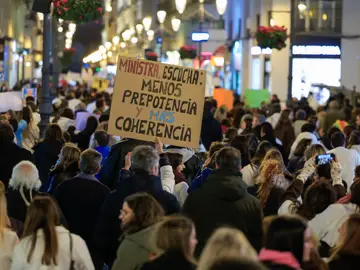 Los médicos en España acaban la primera semana de huelga para reclamar un estatuto propio ZARAGOZA, 20/02/2026.- Decenas de médicos participan este viernes en una nueva jornada de huelga en Zaragoza. Los médicos en España completaron este viernes la primera semana de una serie de huelgas contra la nueva normativa del sector, convocadas hasta junio por sindicatos pequeños y propios de estos profesionales que no sienten que la negociación de un estatuto sanitario con el Gobierno les haya tenido en cuenta. EFE/ Javier Cebollada