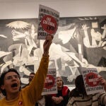 Integrantes de la protesta de galer&iacute;stas y artistas por el IVA cultural en la sala del Guernica del Museo Reina Sof&iacute;a